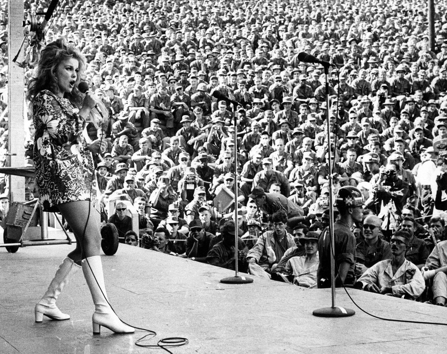 ANN-MARGRET wows the GIs in South Vietnam during Bob Hope s Christmas show, 12/25/68 Courtesy Everett Collection PUBLICATIONxINxGERxSUIxAUTxONLY Copyright: xCourtesyxEverettxCollectionx PBDANNM EC002