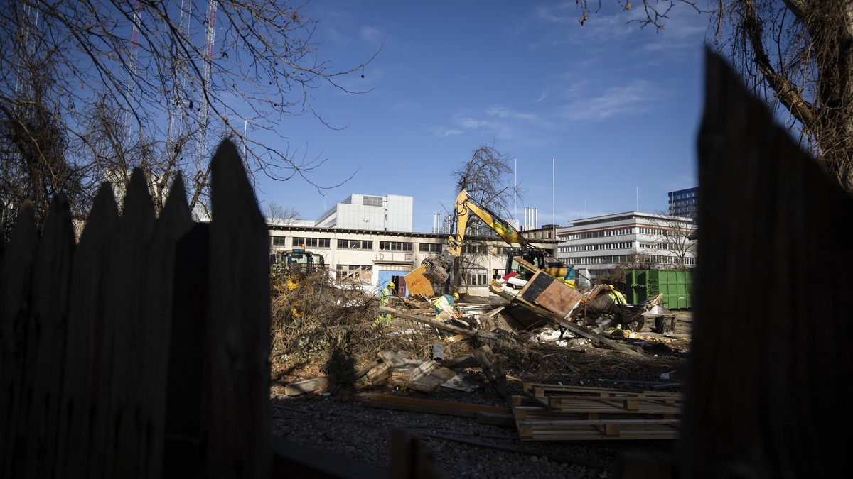 Arbeiter mit Bagger beim Rueckbau von Bauten auf dem ehemalig besetzten Koch Areal in Zuerich, am Montag, 20. Februrar 2023. Auf rund 30 000 Quadratmeter sollen 325 Wohnungen, ein Gewerbehaus und eine ...