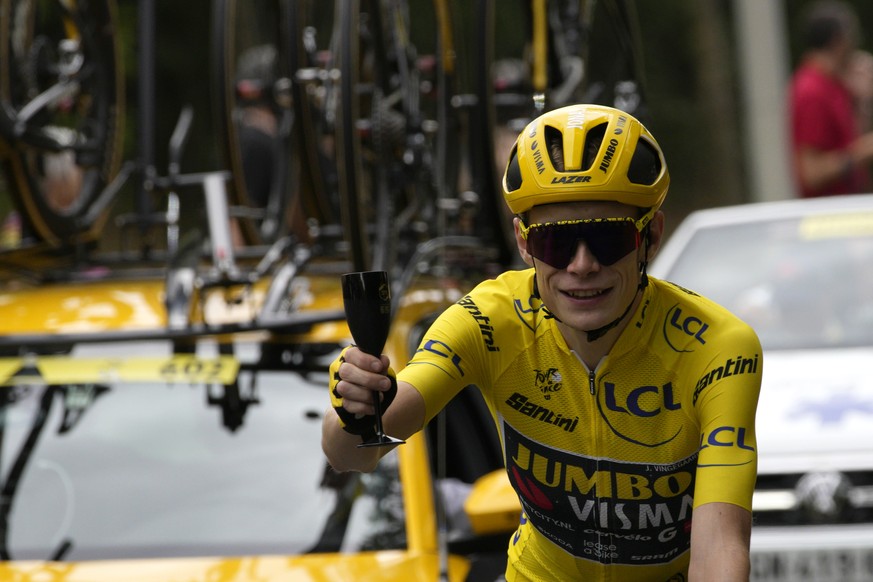 Denmark&#039;s Jonas Vingegaard, wearing the overall leader&#039;s yellow jersey, toasts champagne during the twenty-first stage of the Tour de France cycling race over 115 kilometers (71.5 miles) wit ...