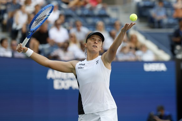 epa12324793 Iga Swiatek of Poland in serves against Emiliana Arango of Colombia during the first round of the US Open Tennis Championships at the USTA Billie Jean King National Tennis Center in Flushi ...