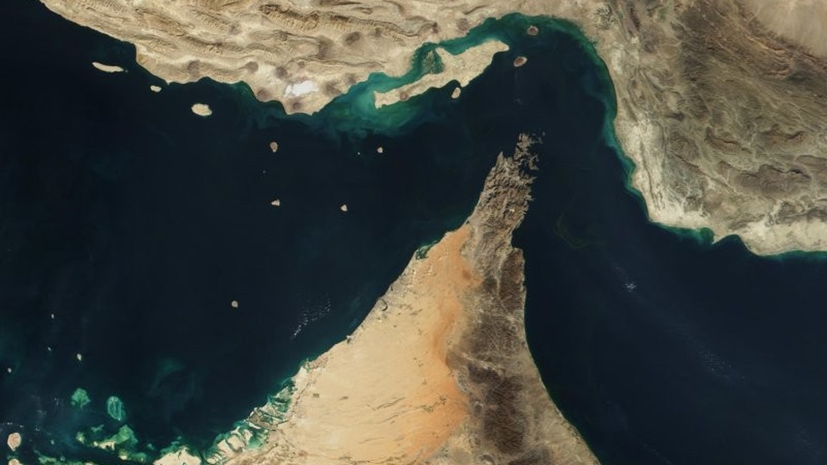 Satellitenbild der Strasse von Hormus
https://de.wikipedia.org/wiki/Stra%C3%9Fe_von_Hormus#/media/Datei:Stra%C3%9Fe_von_Hormuz.jpg