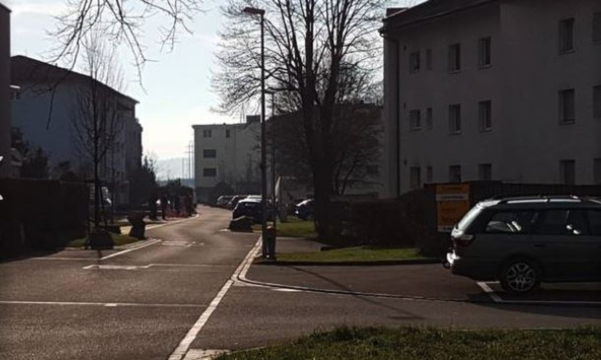 Die Polizei vor dem Wohnblock in Hausen G