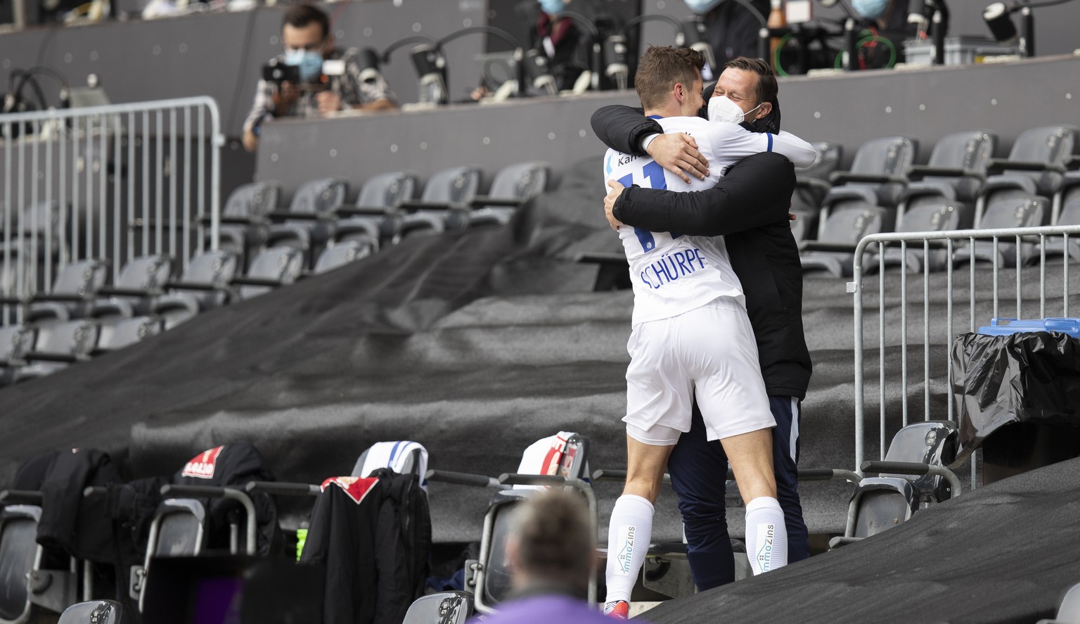 Luzerns Pascal Schuerpf jubelt nach seinem Tor zum 1-3 mit Luzerns Ersatztorhueter David Zibung, im Schweizer Fussball Cup Final zwischen dem FC St. Gallen und dem FC Luzern, am Pfingstmontag, 24. Mai ...