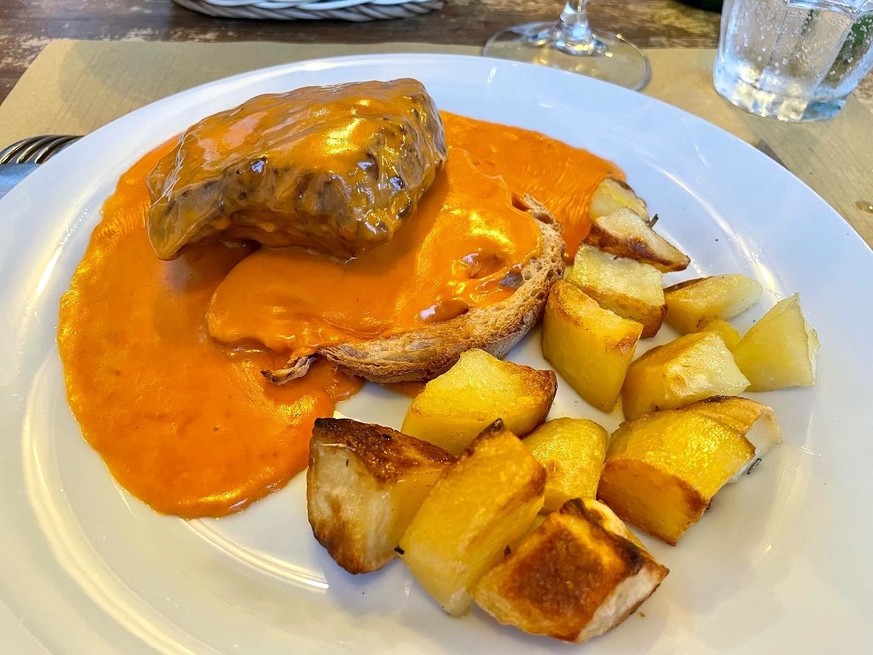 Filetto di manzo agli Specialist: Ein Rindsfilet mit einer Sauce aus Milch und Orangensaft? Tönt grauenhaft, schmeckt grossartig! Gegessen im Ristorante gli Specalisti in Rom.
essen food ferien peter  ...