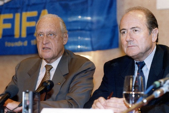 ARCHIVE --- JOAO HAVELANGE, EHEMALIGER PRAESIDENT DER FIFA, WIRD AM 8. MAI 100 JAHRE ALT. UNTER SEINER FUEHRUNG VON 1974 BIS 1998 ENTWICKELTE SICH DER WELTFUSSBALLVERBAND ZUM GROESSTEN SPORTVERBAND DE ...