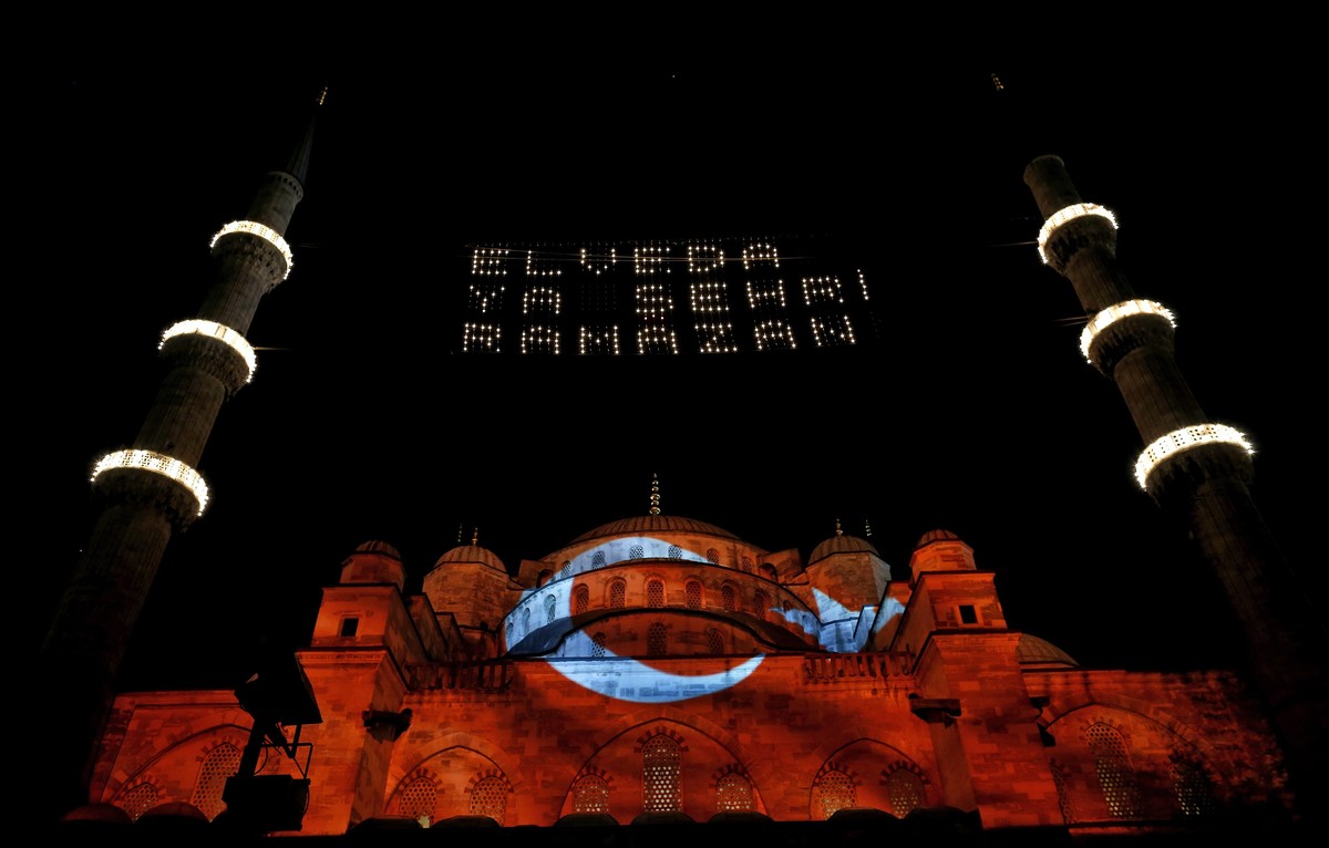 epaselect epa05406381 A Turkish national flag is projected onto the facade while a lights forming the slogan 'Good Bye Holy Ramadan' hang between the minarets of the landmark 'Blue Mosq ...