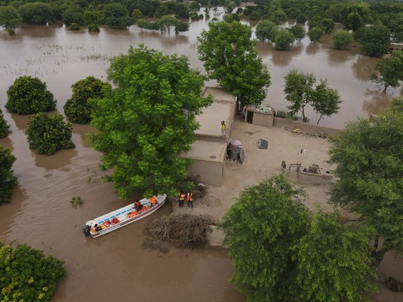 epa12351635 Rescue officials evacuate people as the Chenab River rises in Muzaffargarh district, Punjab province, Pakistan, 04 September 2025. Monsoon rains since late June have killed more than 880 p ...