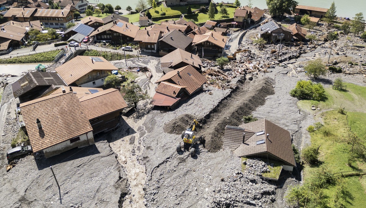 Eine Geroelllawine ueberdeckt einen Dorfteil, am Dienstag, 13. August 2024 in Brienz im Berner Oberland. Am Vorabend haben heftige Gewitter einen Murgang ausgeloest und Gebaeude, parkierte Fahrzeuge,  ...