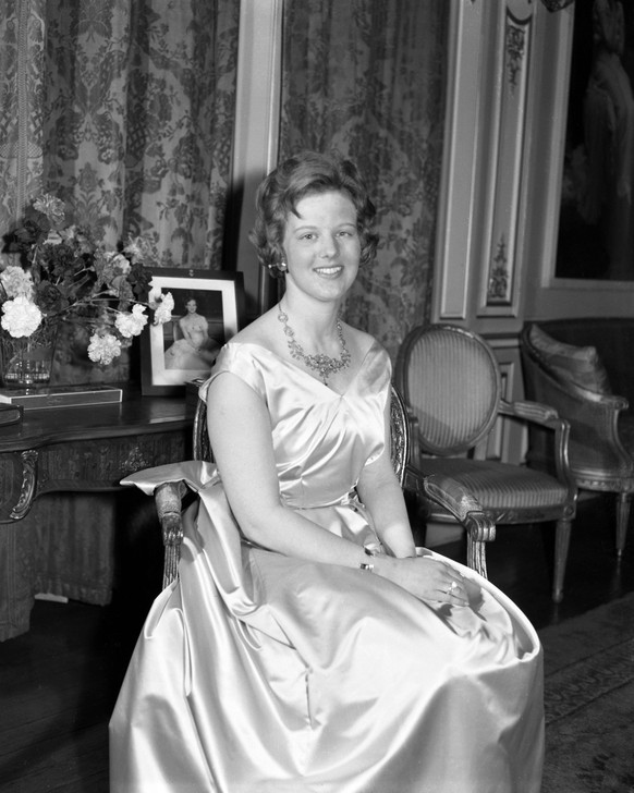 Bildnummer: 55877411 Datum: 01.01.1961 Copyright: imago/United Archives
Princess Margrethe - heir to the throne of Denmark - student at Girton College in Cambridge - is seen at the Danish Embassy in  ...