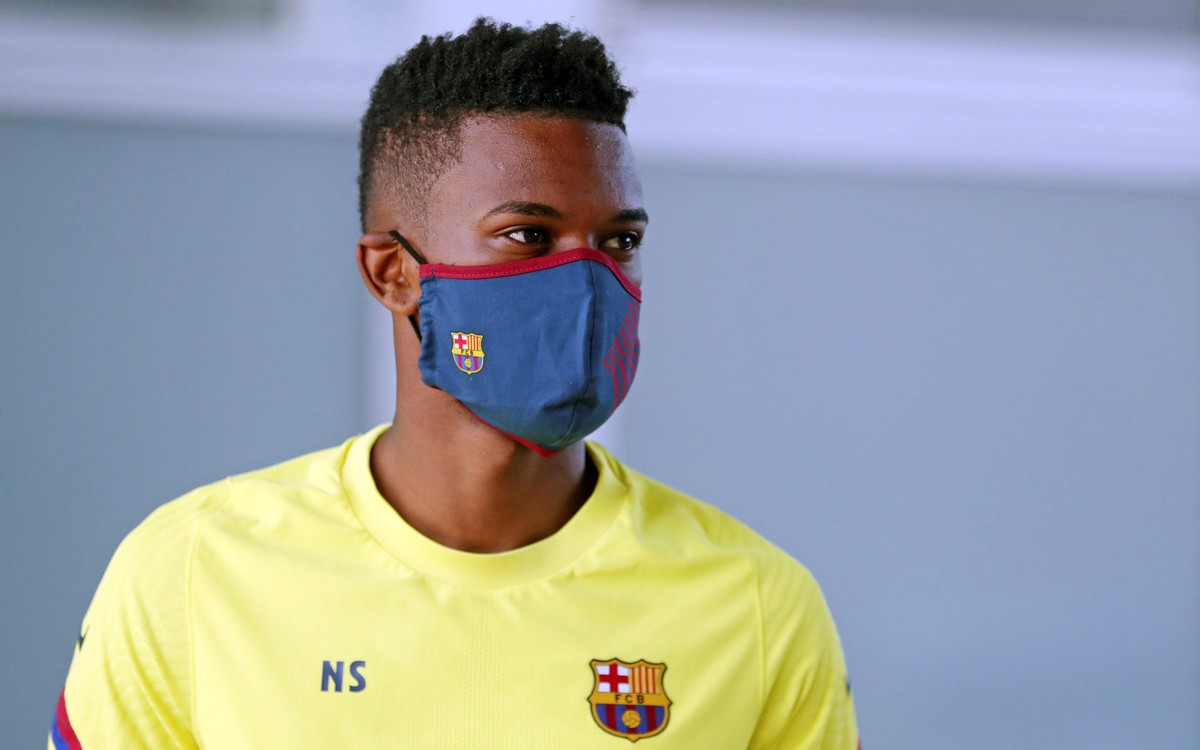 epa08447636 A handout photo made available by Spanish soccer club FC Barcelona of FC Barcelona's defender Nelson Semedo wearing a FC Barcelona customized protective mask during a training session ...