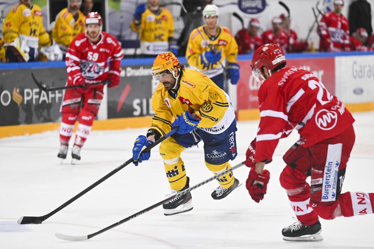 Der PostFinance Top Scorer Davos' Andres Ambuehl in Spiel 7 des Playoff 1/4 Final Eishockeyspiels der National League zwischen den Rapperswil-Jona Lakers und dem HC Davos, am Mittwoch, 6. April 2 ...