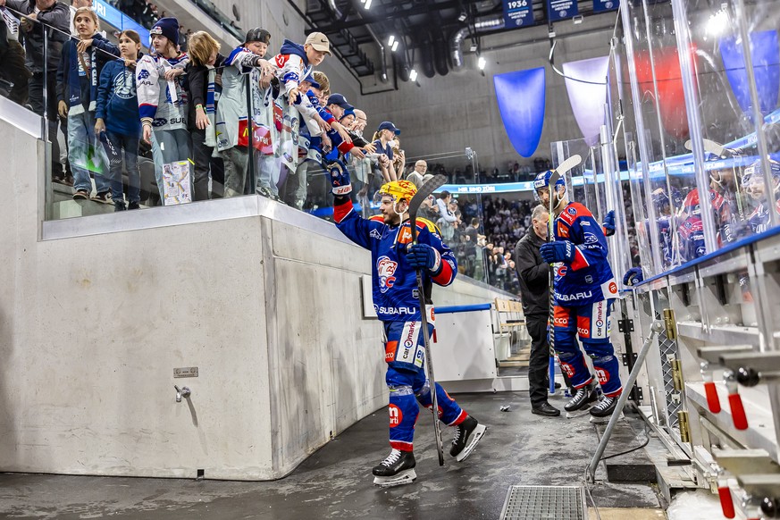 PostFinance Topscorer Sven Andrighetto (ZSC) feiert mit jungen Fans nach ihrem Sieg im fuenften Playoff Final Eishockeyspiel der National League zwischen den ZSC Lions und Lausanne HC, am Donnerstag,  ...