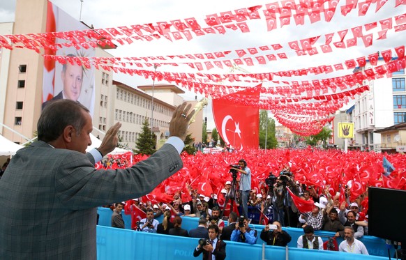 Hier spricht Erdogan vier Tage vor den Parlamentswahlen im Juni 2015 in Kars zu seinen Anhängern — offiziell betrieb Erdogan aber keinen Wahlkampf.