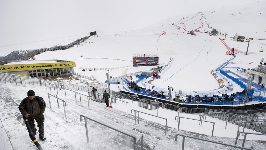 epa05772301 A worker removes Snow on the tribune during preperations for the 2017 FIS Alpine Skiing World Championships in St. Moritz, Switzerland, 05 February 2017. EPA/JEAN-CHRISTOPHE BOTT