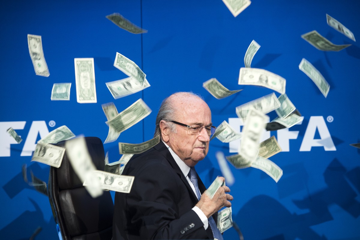ARCHIV  ZUM KEYSTONE-SDA-INTERVIEW MIT JOSEPH «SEPP» BLATTER STELLEN WIR IHNEN FOLGENDES BILDMATERIAL ZUR VERFUEGUNG - FIFA president Joseph S. "Sepp" Blatter is pictured while banknotes th ...