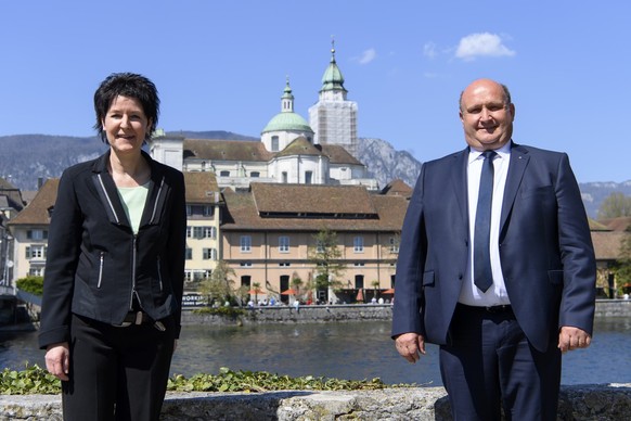 Die neuen Regierungsraten Sandra Kolly-Altermatt, CVP, links, und Peter Hodel, rechts, posieren waehrend dem zweiten Wahlgang fuer den Solothurner Regierungsrat, am Sonntag, 25. April 2021 in Solothur ...