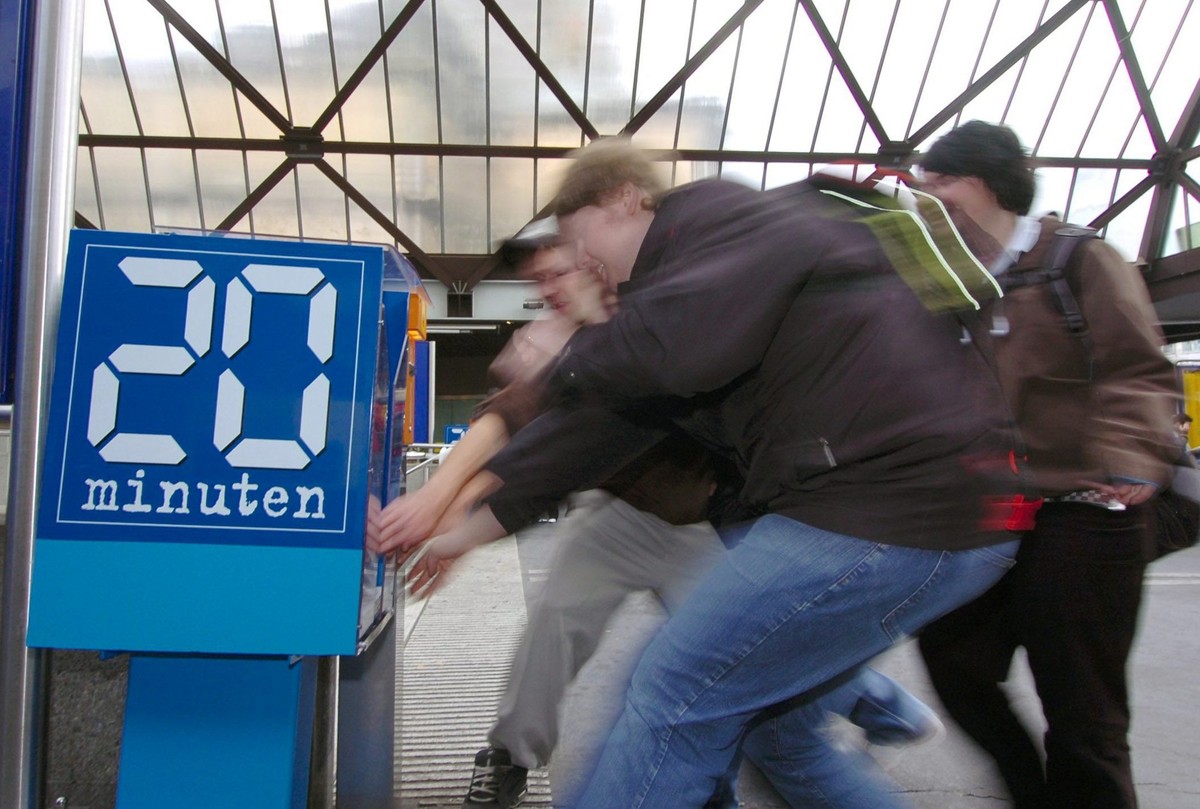 Run auf die Zeitungskasten der Pendlerzeitung "20minuten" am ersten Ausgabetag der St. Galler Ausgabe am Montag, 13. Juni 2005, am Hauptbahnhof in St. Gallen. Zwei Regionalseiten sind fuer T ...