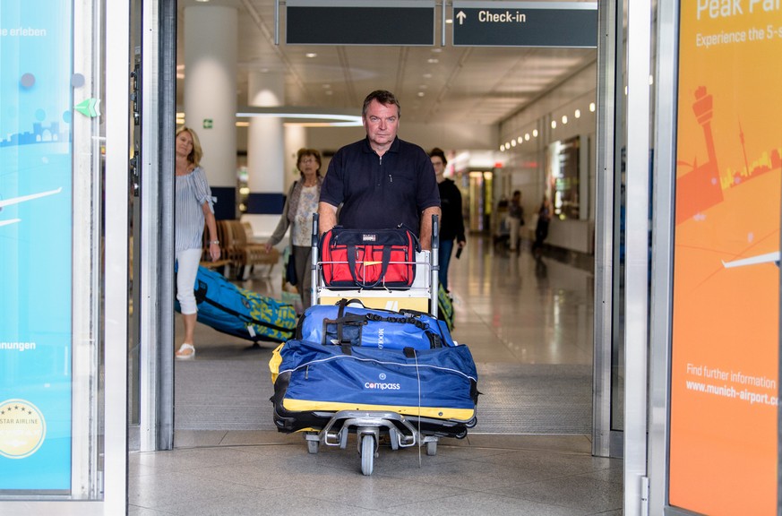 16.07.2018, Bayern, München: Claus-Peter Reisch, Kapitän des Seenotrettungsschiffs &quot;Lifeline&quot;, schiebt nach seiner Landung am Flughafen in München seinen Gepäckwagen zum Ausgang. Das Rettung ...