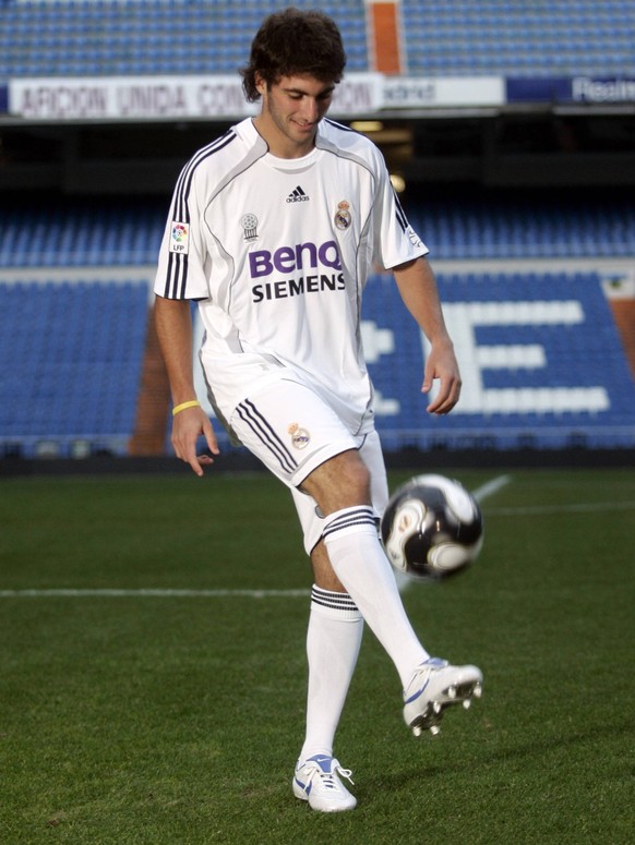 Bildnummer: 02544941 Datum: 21.12.2006 Copyright: imago/Miguelez Sports Foto
Neuzugang Gonzalo Higuain (Real Madrid) zeigt im Trikot des neuen Arbeitgebers ein paar Kabinettst