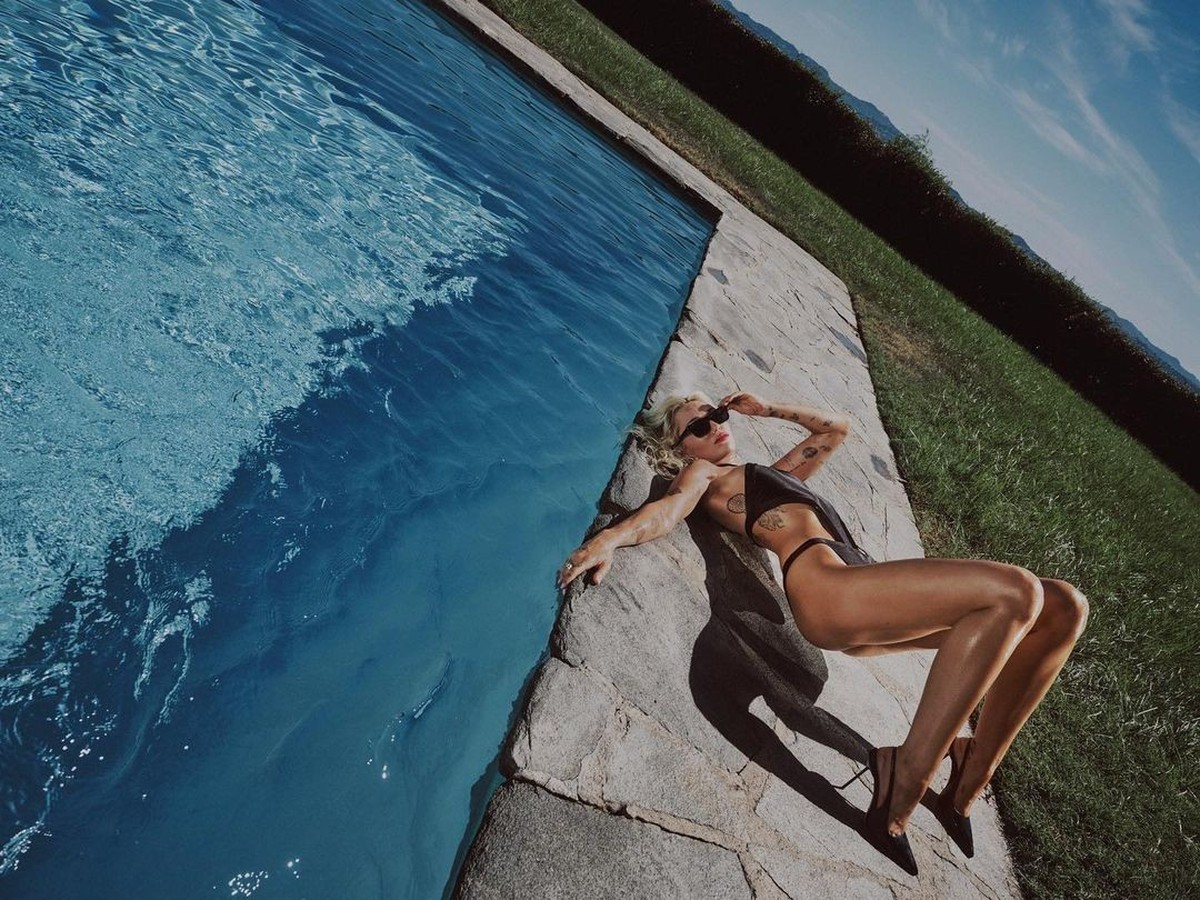 Miley Cyrus vient de dévoiler ce vendredi son huitième album, Endless summer vacation. Et il nous a laissés comme ça.👆