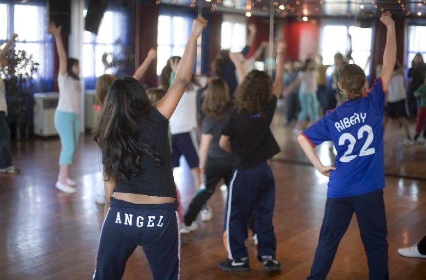Teenagers take part in a dancing class in Zurich, Switzerland, pictured on February 13, 2008. The course is part of the holiday sports program of the sports board of the city of Zurich. (KEYSTONE/Gaet ...