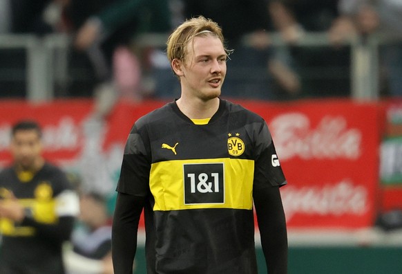 epa11685150 Julian Brandt of Dortmund reacts during the German Bundesliga soccer match between FC Augsburg and Borussia Dortmund in Augsburg, Germany, 26 October 2024. EPA/RONALD WITTEK CONDITIONS - A ...