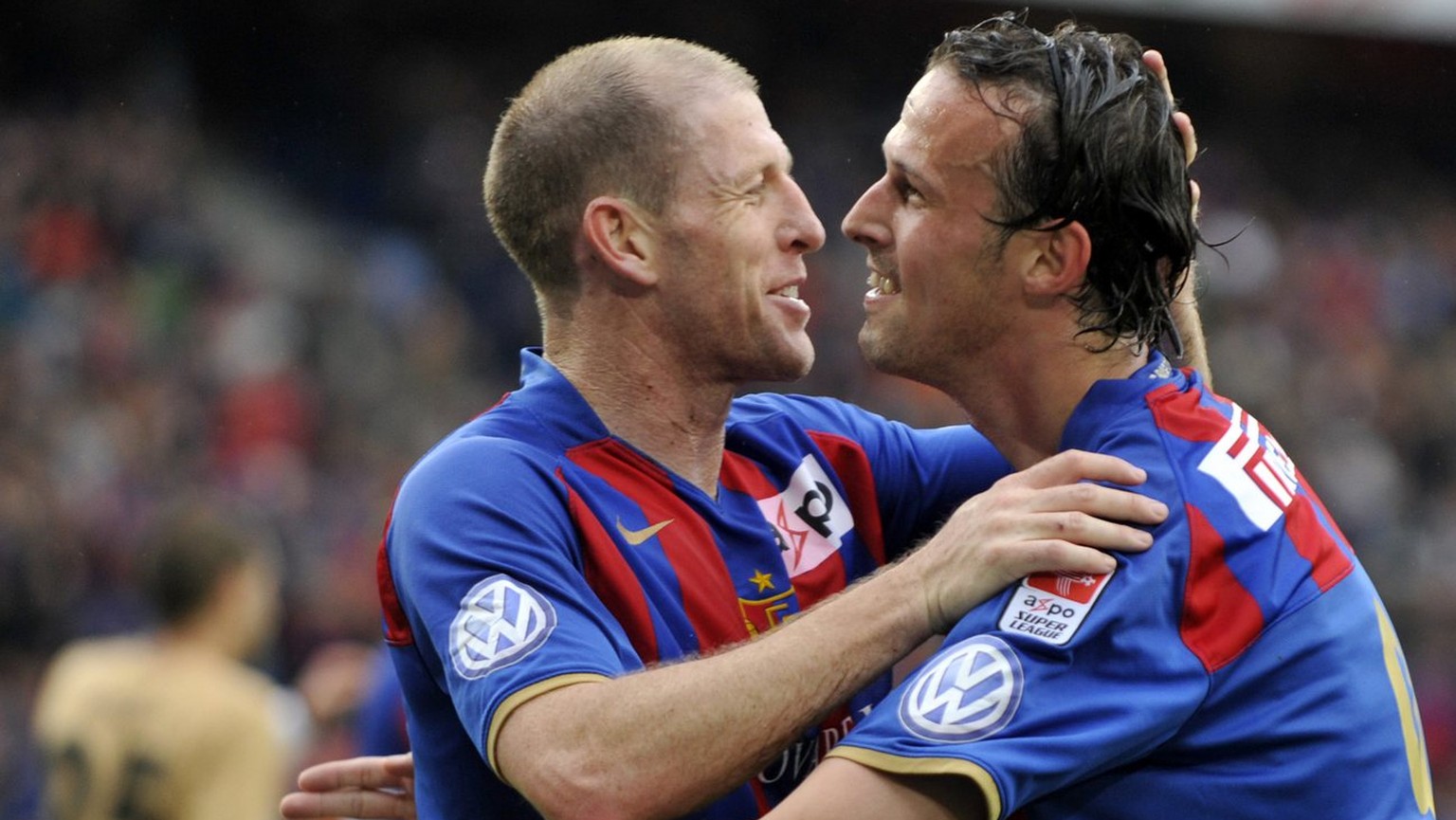 Die beiden Torschuetzen Scott Chipperfield, links und Marco Streller, rechts, jubeln ueber das 2-0 beim Fussball Meisterschaftsspiel der Super League zwischen dem FC Basel und der AC Bellinzona im Sta ...