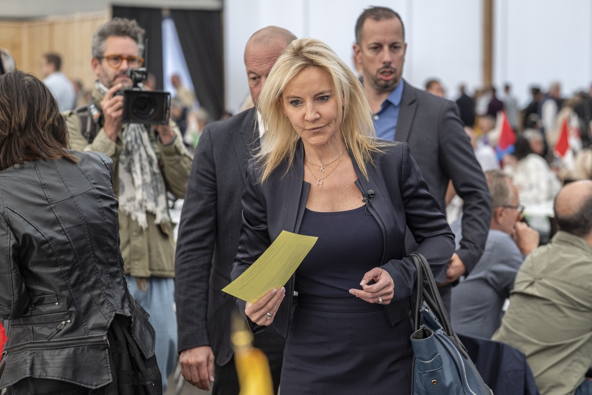 Nationalraetin Celine Amaudruz, SVP-GE, erscheint an der Delegiertenversammlung der SVP, am Samstag, 17. Oktober 2026 in Bulle. (KEYSTONE/Peter Schneider)