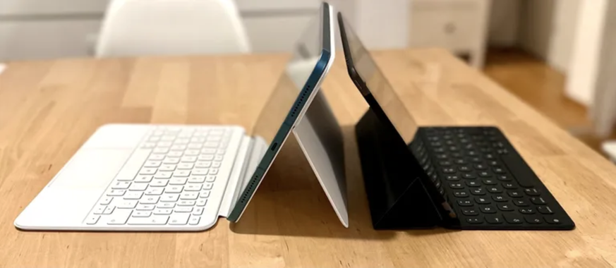 Apple iPad (10. Generation) mit Magic Keyboad Folio links und das iPad (9. Generation) mit dem Smart Keyboard zum Vergleich.