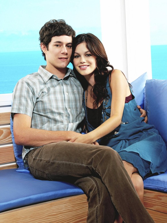 THE O.C., Adam Brody, Rachel Bilson, Season 3, 2003-2007. photo: WB / Courtesy: Everett Collection Warner Bros/Courtesy Everett Collection ACHTUNG AUFNAHMEDATUM GESCHÄTZT PUBLICATIONxINxGERxSUIxAUTxON ...
