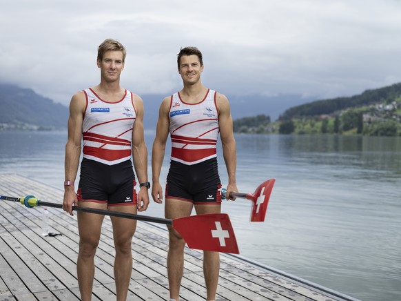 Barnabe Delarze (links) und Roman Roeoesli (rechts), Doppelzweier Maenner portraitiert nach dem Training auf dem Sarnersee am 22. Juni 2021 in Sarnen. (KEYSTONE/Gaetan Bally)