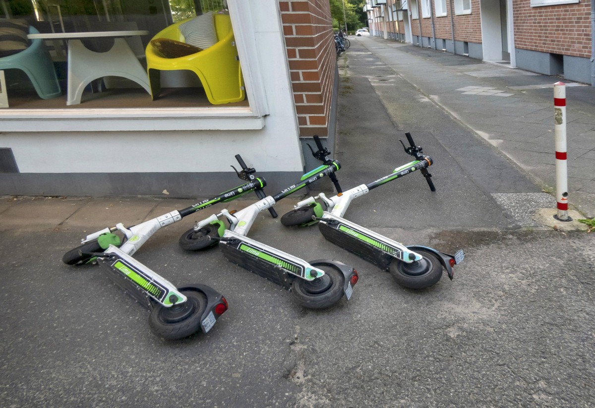 E-Roller liegen auf dem Gehweg, Deutschland, Hamburg E-scooters lying on the sidewalk, Germany, Hamburg BLWS666386 *** E scooters lying on the sidewalk, Germany, Hamburg E scooters lying on the sidewa ...