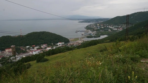 Das Wasser ist ruhig im Hafen von Petropawlowsk-Kamtschatski auf der fernöstlichen russischen Halbinsel Kamtschatka. Bei Tsunami-Warnungen werden die Menschen in der Region aufgerufen, sich von der Kü ...