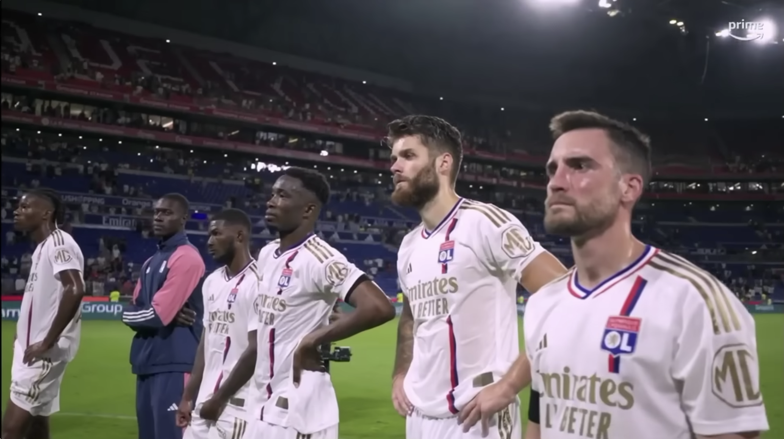 Lange Gesichter in Lyon: Die Spieler werden von den Fans konfrontiert.