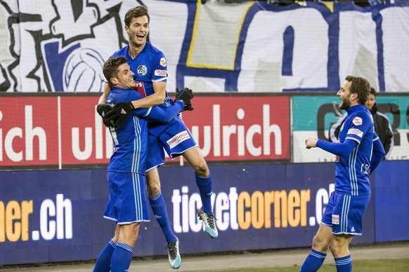 Jubel bei den Luzernern Pascal Schuerpf, Shkelqim Demhasaj und Christian Schneuwly, von links, nach dem Tor zum 1-0 beim Super League Meisterschaftsspiel zwischen dem FC Luzern und dem FC Sion am Sams ...