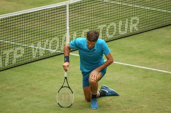 24.06.2018, Nordrhein-Westfalen, Halle: Tennis, ATP-Tour, Einzel, Herren, Finale. Roger Federer aus der Schweiz geht in die Knie im Spiel gegen Coric aus Kroatien. (KEYSTONE/dpa/Friso Gentsch