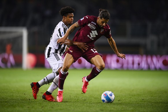 Juventus&#039; Weston McKennie,, left, challenges Torino&#039;s Ricardo Rodriguez, during the Serie A soccer match between Juventus and Torino, at the Turin Olympic stadium, Italy, Saturday, Oct. 2, 2 ...