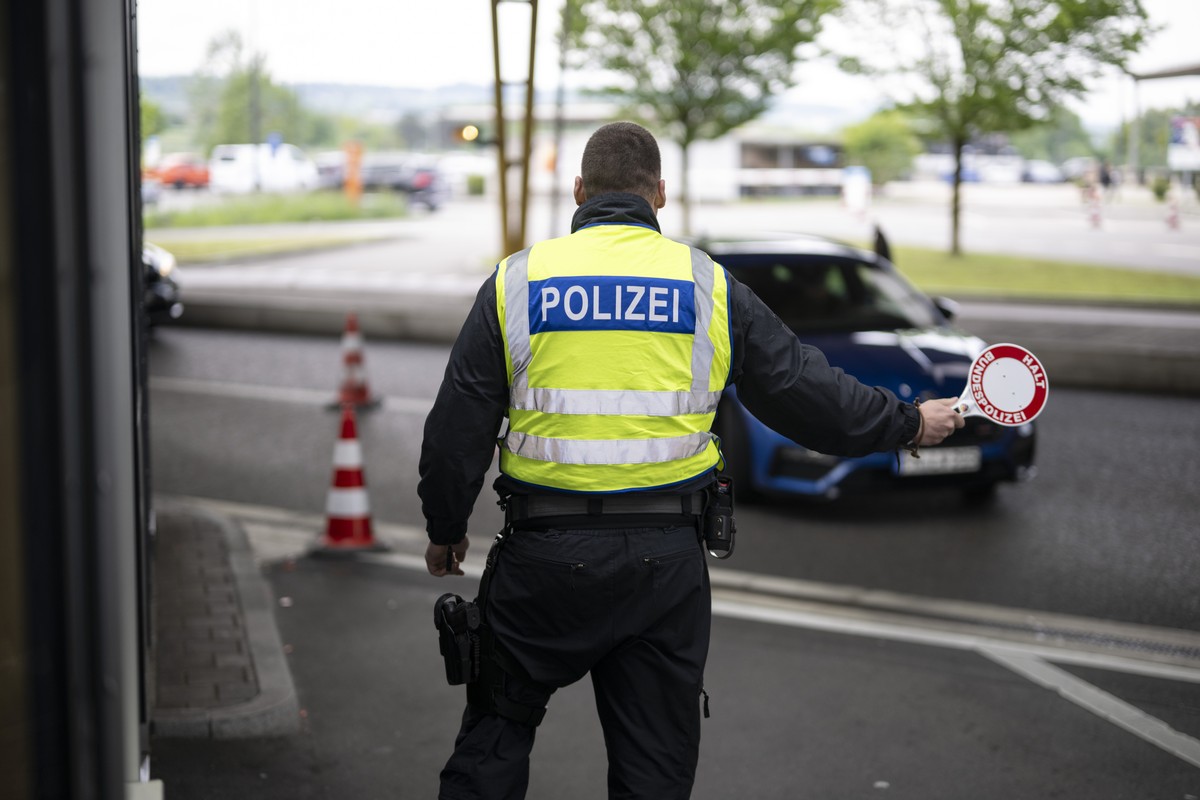 Ein deutscher Bundespolizist steht am Zollamt Konstanz-Autobahn an der Grenze zwischen Kreuzlingen in der Schweiz und Konstanz in Deutschland, aufgenommen am Freitag, 9. Mai 2025. (KEYSTONE/Gian Ehren ...