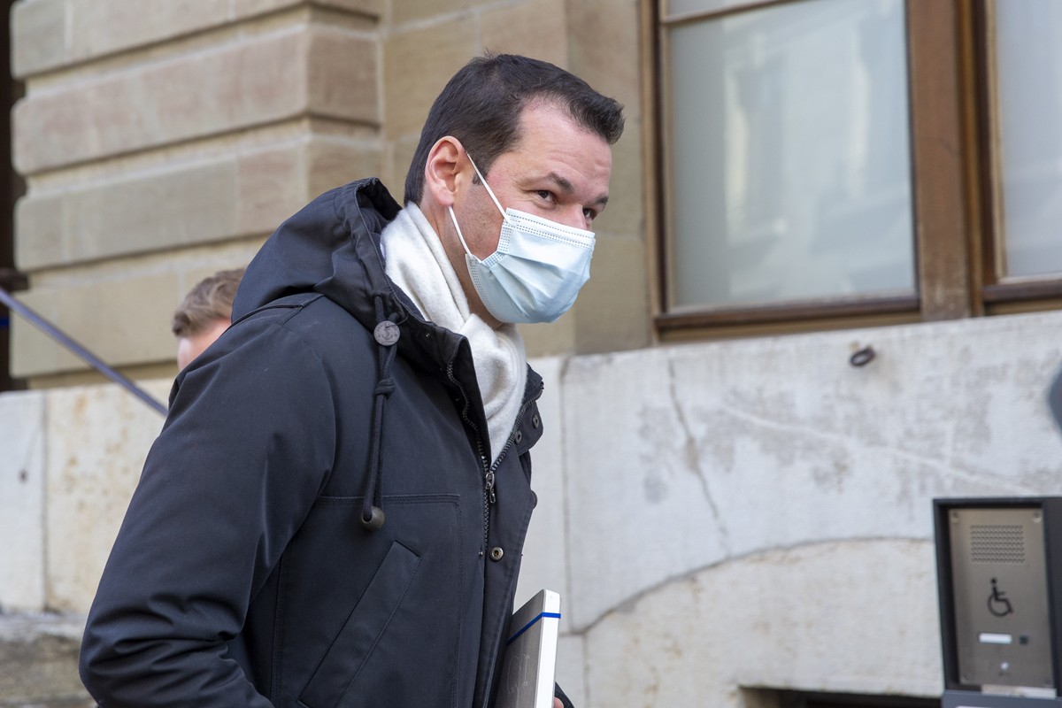 Pierre Maudet, conseiller d'Etat genevois, quitte le palais de justice lors d'une pause au premier jour de son proces pour acceptation d'avantage devant le Tribunal de police, ce lundi  ...