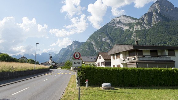 Blick auf den Ortseingang des Dorfes Mels, aufgenommen am Sonntag, 7. Juni 2015, in Mels. Die Bundesanwaltschaft hat im Zusammenhang mit den FIFA-Ermittlungen den Sportrechtevermarkter Kentaro AG mit  ...