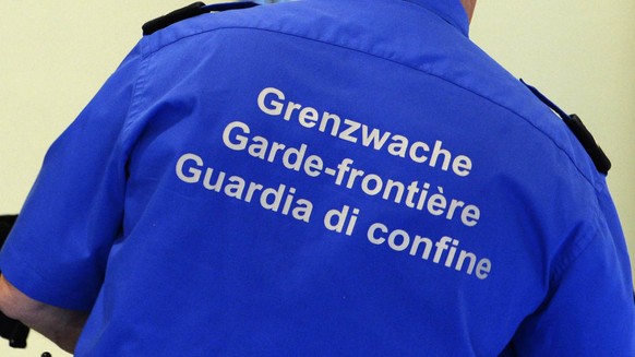 ARCHIV --- Ein Beamter der Grenzwache auf dem Flughafen Zuerich Kloten, am Montag, 17. Februar, 2014. Mit dem Fall einer Syrerin, die nach einer Rueckfuehrung durch die Schweiz in Italien eine Fehlgeb ...