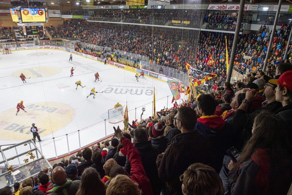 Das Ausverkaufte Ilfisstadion 6Õ000 Zuschauer, waehrend dem Meisterschaftsspiel der National League, zwischen den SCL Tigers und dem SC Bern, am Freitag 15. November 2019 im Ilfisstadion in Langnau. ( ...