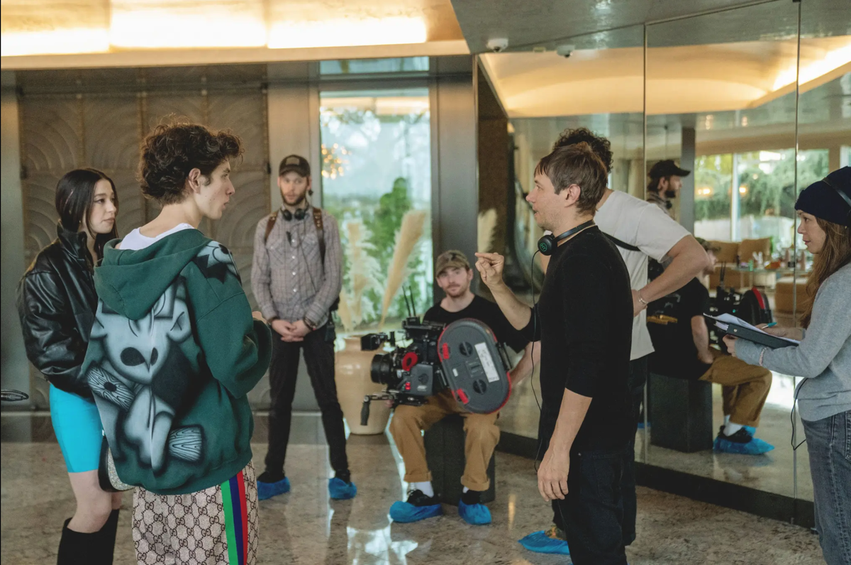 Sean Baker en plein tournage de «Anora», avec les comédiens Mickey Madison et Mark Eidelstein.