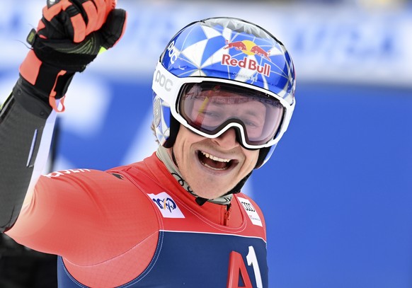 epa11141908 Marco Odermatt of Switzerland celebrates winning the Men&#039;s Giant slalom race at the FIS Alpine Skiing World Cup event in Bansko, Bulgaria, 10 February 2024. EPA/VASSIL DONEV