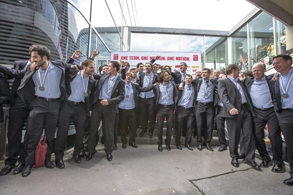 Hockeyhelden 2013 in Feierstimmung. 2014 sieht es mehr aus nach einer Gruppenreise mit Lagerfeuerromantik.