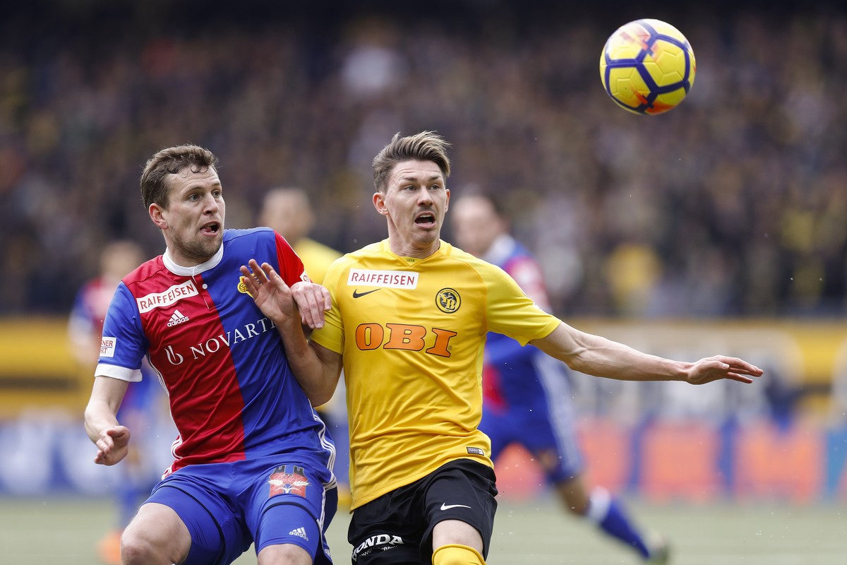 Bern's Christian Fassnacht, right, fights for the ball against Basel's Fabian Frei, during a Super League match between BSC Young Boys Bern and FC Basel, Monday, April 2, 2018 at the Stade d ...