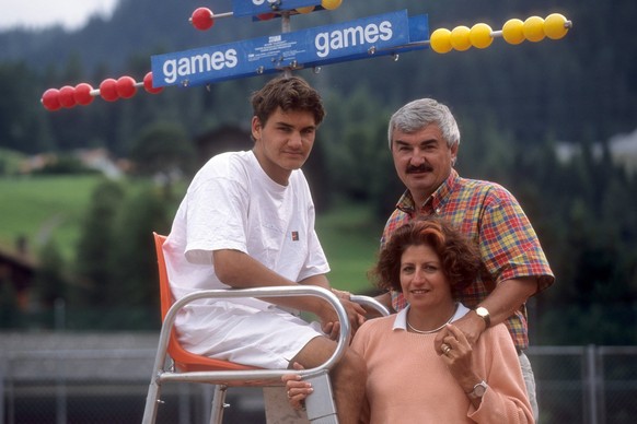 Roger Federer (SUI) mit Eltern Robert und Lynette

Roger Federer SUI with Parents Robert and Lynette 1998