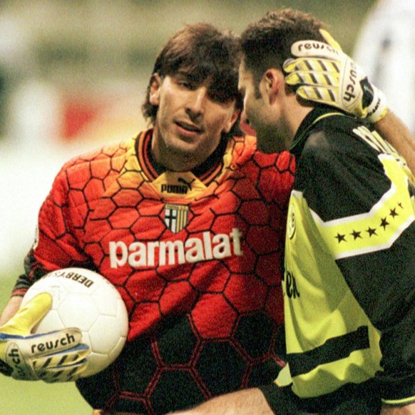 Trost fuer einen verschossenen Elfmeter erhaelt hier Dortmunds Stephane Chapuisat von Parma Torwart Gian Buffon,links, beim Chapions League Spiel Borussia Dortmund -AC Parma am Mittwoch,5.November 199 ...