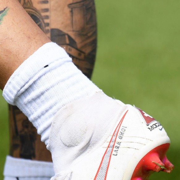 epa06804340 Swiss national soccer team midifelder Valon Behrami has the first name Lara of his girlfriend, Swiss alpine ski racer Lara Gut, written on his shoe during his team&#039;s training session  ...