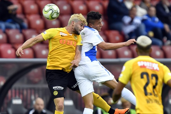 Der Grasshopper Aleksandar Cvetkovic, rechts, gegen den Berner Leonardo Bertone, links, beim Fussballspiel der Super League Grasshopper Club Zuerich gegen den BSC Young Boys im Stadion Letzigrund in Z ...